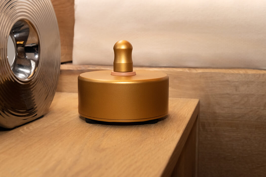 Nahaufname von dem goldfarbigen, glänzenden Produkt auf einem Beistelltisch.