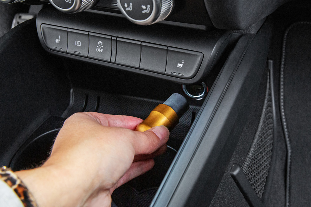 CarBalance Stecker im Auto Der Harmonisierer wird an einen Zigarettenanzünder im Auto angesteckt.