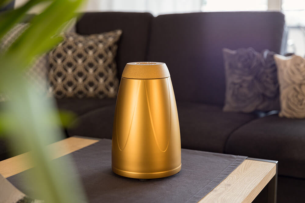 Produkt Genial auf Sofatisch Genial auf dem Tisch, im Hintergrund ist ein Sofa.