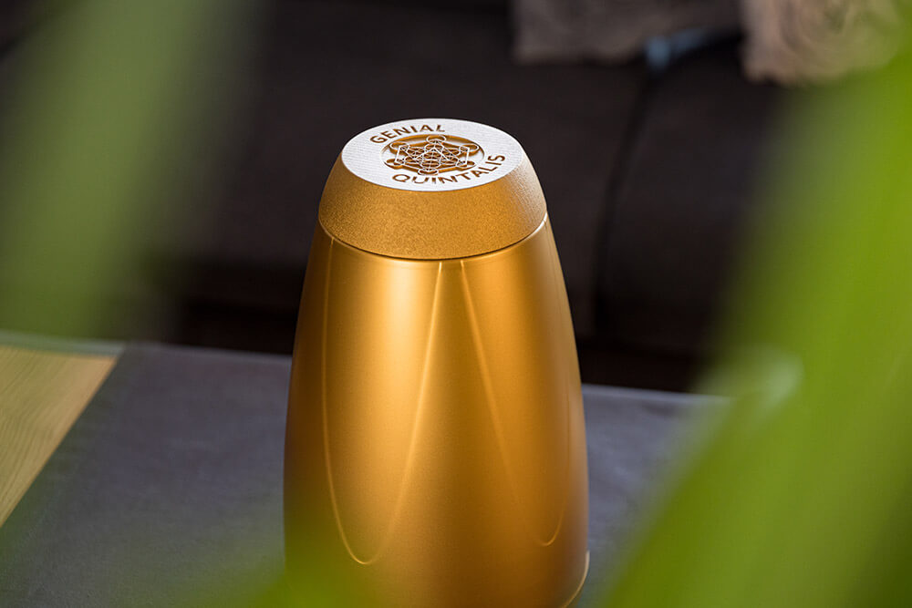 Detailaufnahme von Genial Detailfoto vom Kegelstumpf des goldfarbenen Raumharmonisierers.