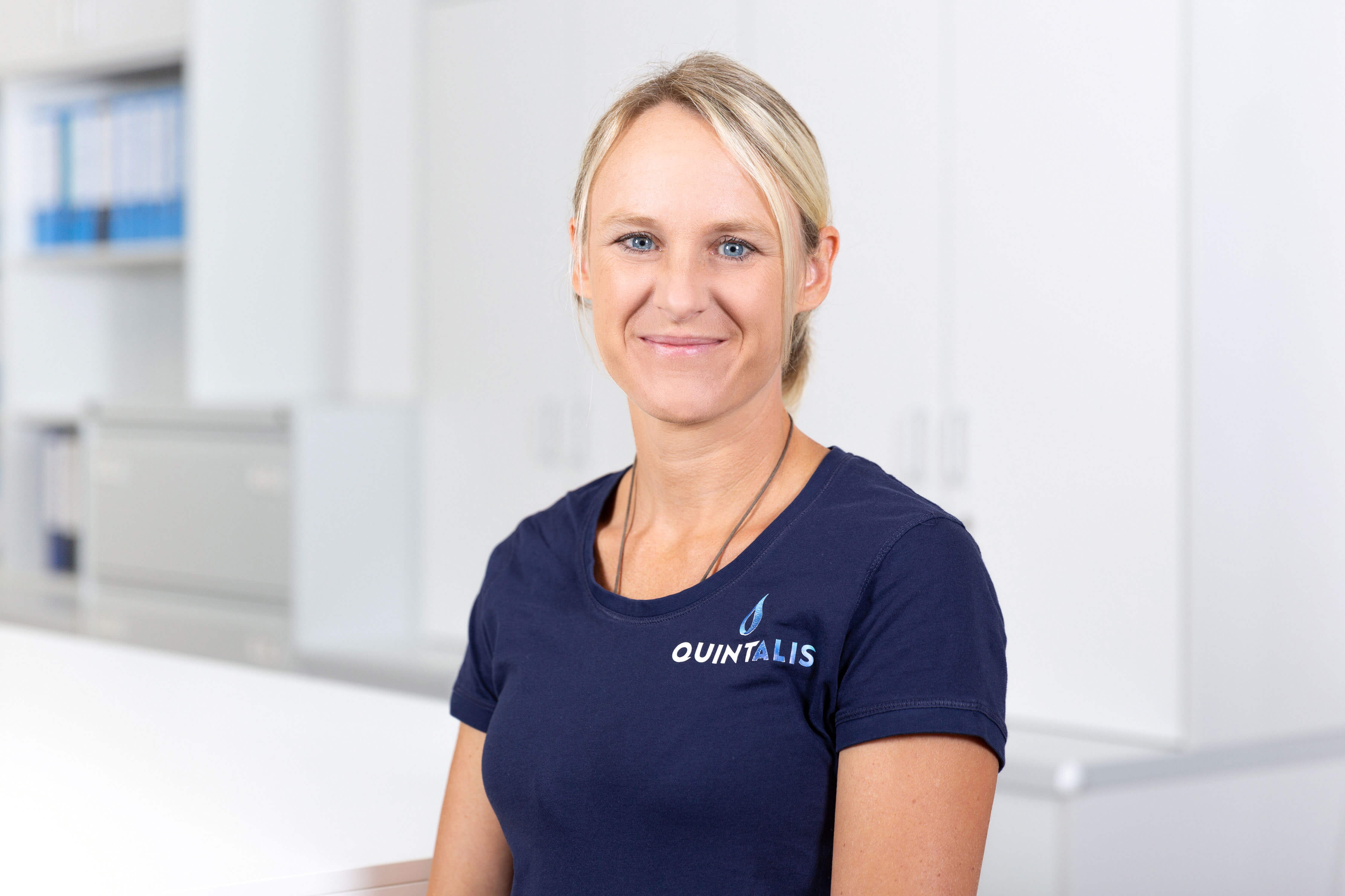 Manuela Kolbeck Kaufmännische Angestellte an ihrem Arbeitsplatz.